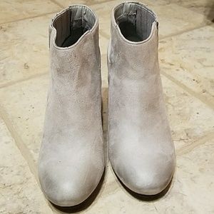 👢Qupid brand, light gray faux suede wedge booties